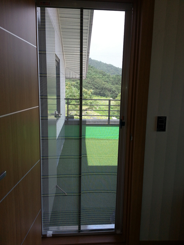 주택 옥상 입구 롤 방충망