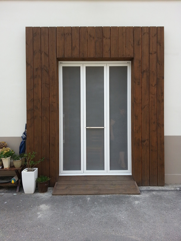 교회 뒷문 입구 안전망 설치