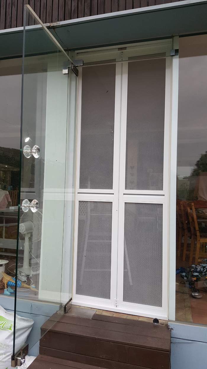 현관입구 유리문 방범방충기능 안전망