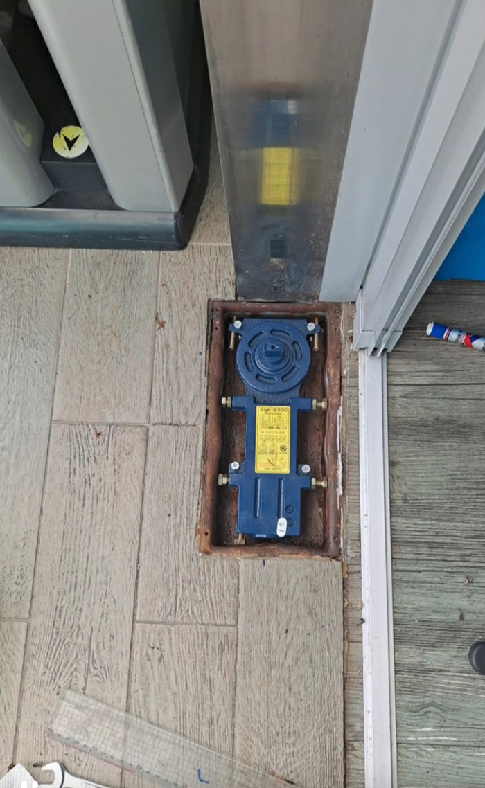 강화 유리문 힌지 교체