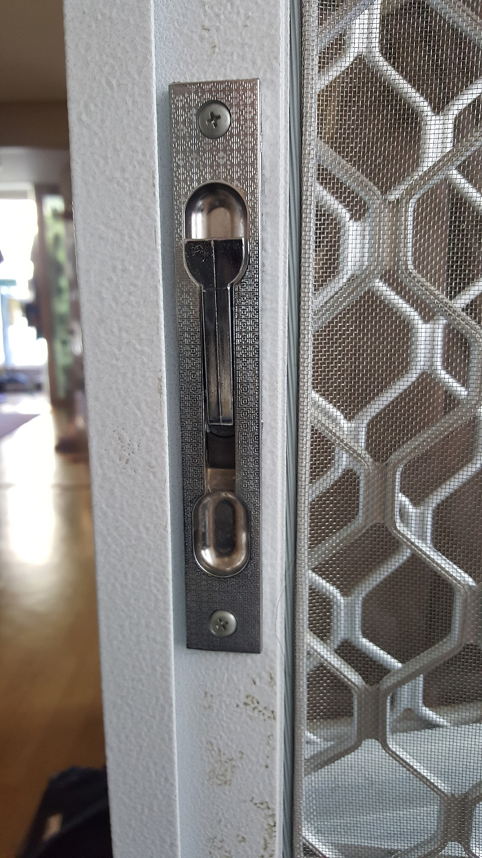 그릴망 잠금 장치