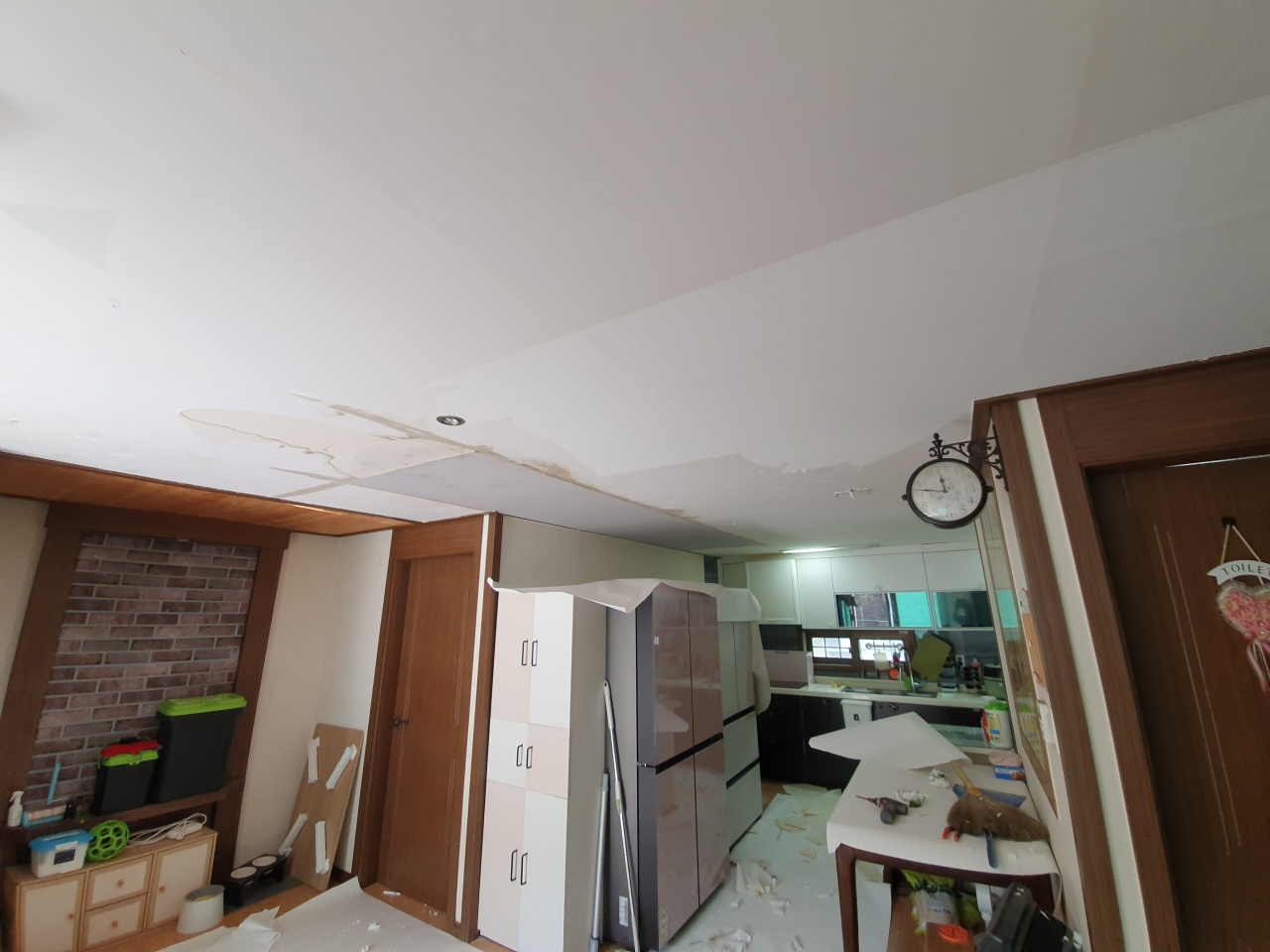 누수 천정 석고보드 교체 및 도배 시공중