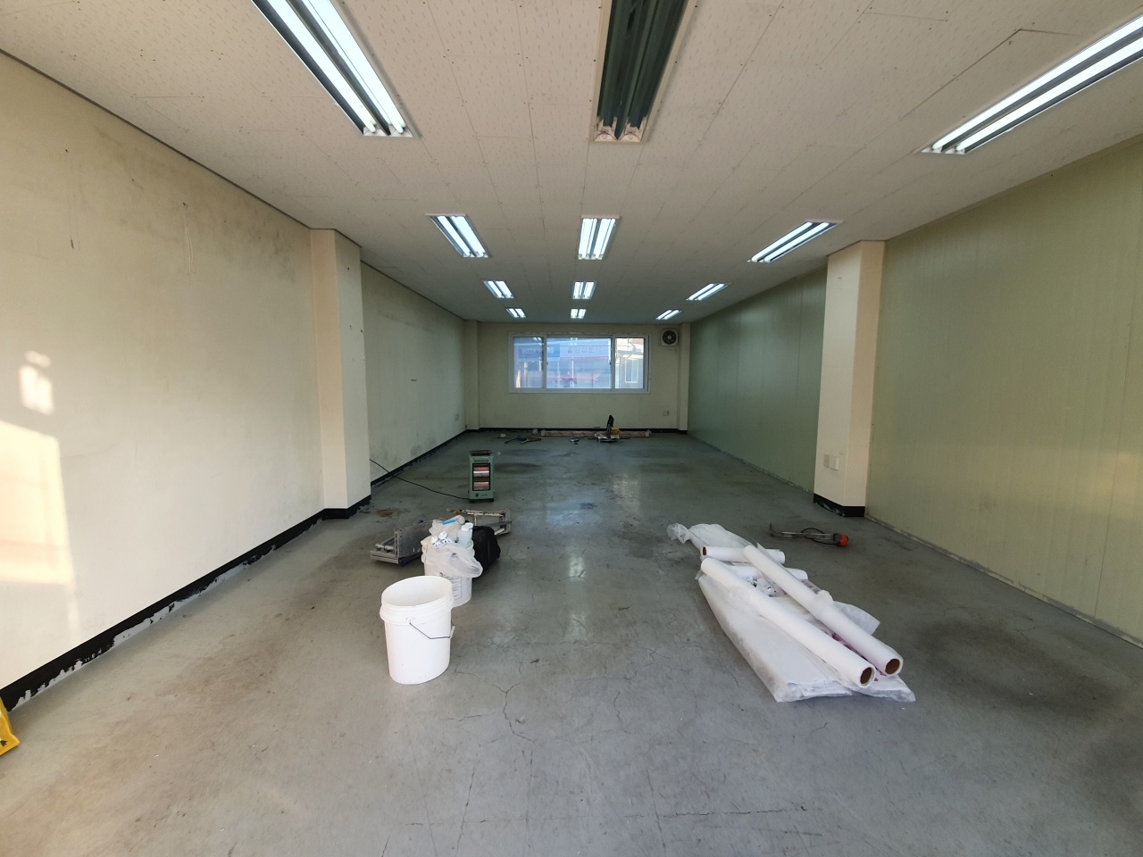 사무실 도배 및 바닥 데코타일 시공 전