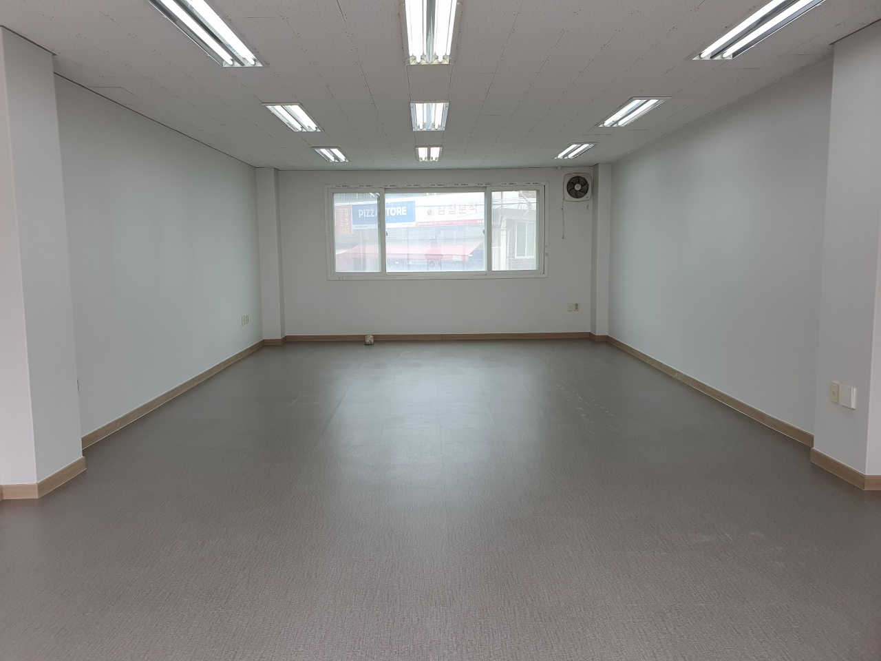 사무실 도배 및 바닥 데코타일 시공 후