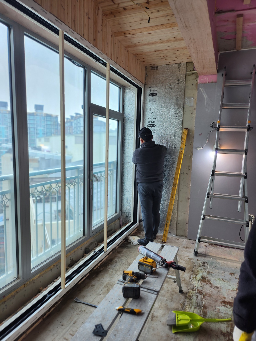 50평대 거실 확장했네요. 실장님의 시공 모습입니다. 발코니 전용창 3p 24t 유리라네요