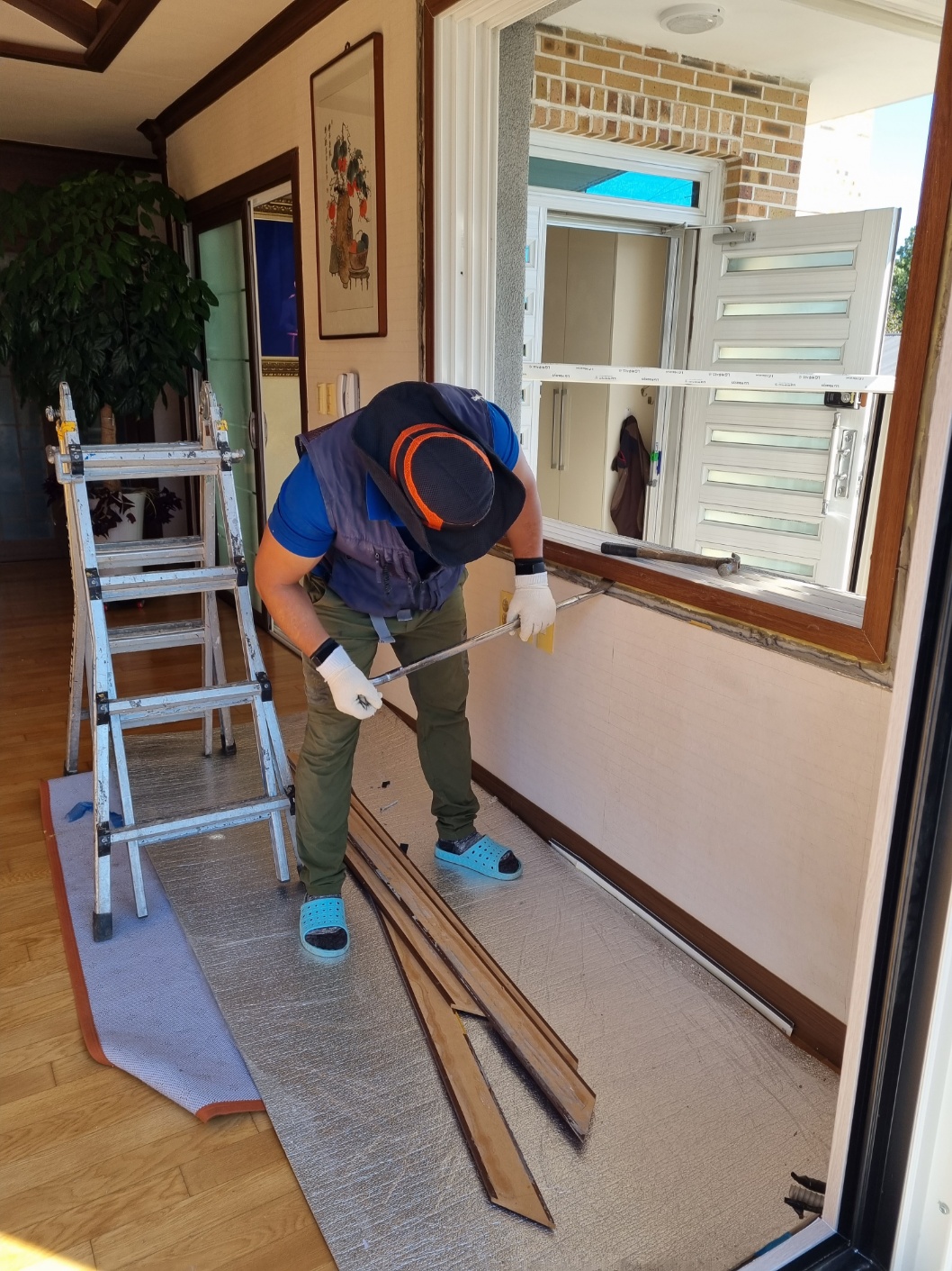 원래 있던 프리미엄 일반 샷시도 괜찮은 데 거실이 많이 추운가봐요 철거 중이네요