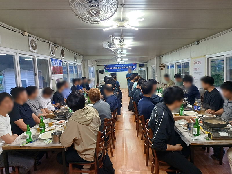식당 전체 입식테이블로 교체